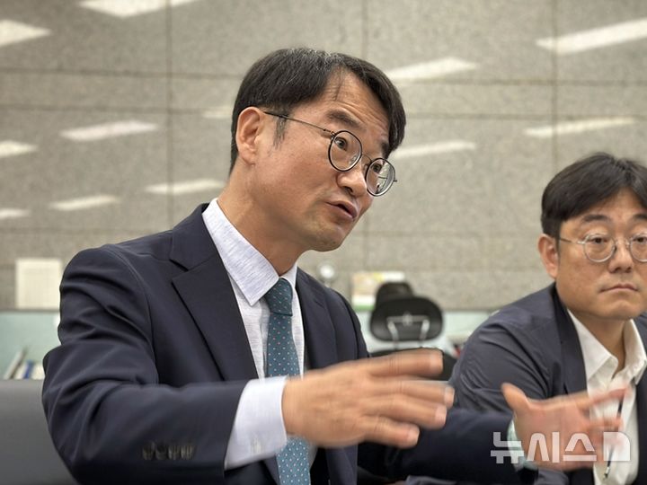 [대전=뉴시스] 14일 정연우 지식재산처 차장이 정부대전청사 기자실서 국내 반도체 핵심기술을 빼돌려 구속된 A씨 등 4명의 범행에 대해 설명하고 있다. kys0505@newsis.com 