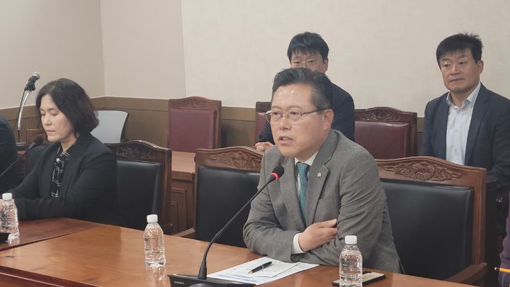 [천안=뉴시스] 최영민 기자=장기수 충남 천안시장이 14일 오전 천안시의회 의원총회를 방문해 발언하고 있다. 2026.10.14 ymchoi@newsis.com *재판매 및 DB 금지