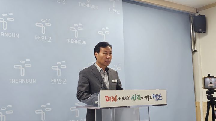 [태안=뉴시스] 김덕진 기자 = 김동선 충남 태안군 복지증진과장이 14일 태안군청 브리핑룸에서 참전유공자 명예수당 인상 관련 정례 브리핑을 갖고 있다. 2016.10.14. spark@newsis.com *재판매 및 DB 금지