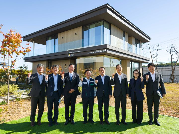 [서울=뉴시스] 삼성전자가 14일 경기 화성시 '삼성 AI 모듈러 홈'에서 히트펌프 기반 냉난방 솔루션 등을 소개했다. 사진은 김성환 기후에너지환경부 장관(왼쪽 네 번째부터), 박승희 삼성전자 CR담당 사장, 김철기 삼성전자 DA사업부장 부사장. (사진=삼성전자 제공) 2026.10.14. parknr@newsis.com *재판매 및 DB 금지