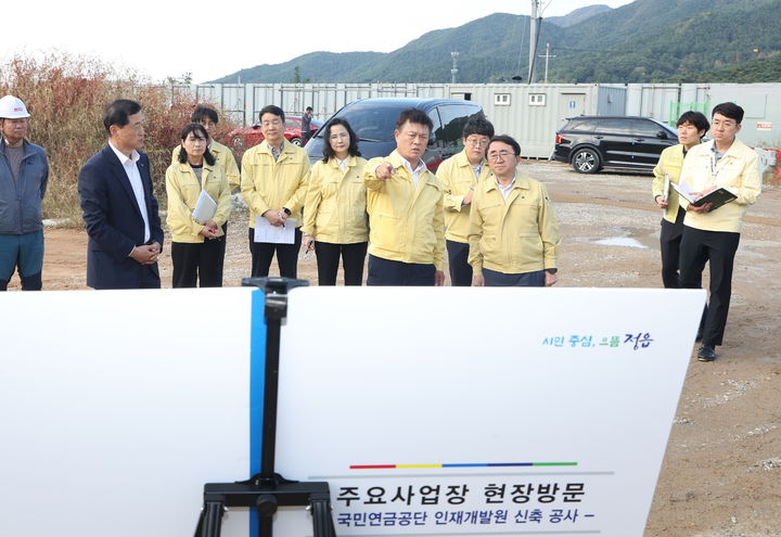 [정읍=뉴시스] 지난 13일 국민연금공단 인재개발원 신축공사 현장 점검에 나선 이학수 시장이 시설 공사 진행 상황을 살피고 있다. *재판매 및 DB 금지