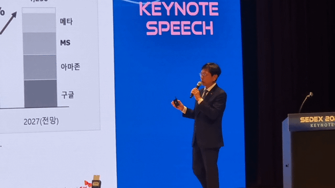 [서울=뉴시스]이지용 기자 = 안현 SK하이닉스 사장이 14일 서울 강남구 코엑스에서 열린 '반도체대전(SEDEX) 2026'에서 'AI 시대, 메모리 혁신의 방향을 묻다'라는 주제로 기조연설에 나서고 있다. 2026.10.14. photo@newsis.com *재판매 및 DB 금지