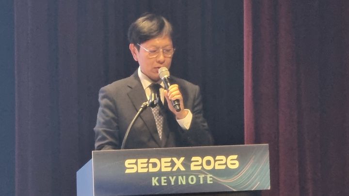 [서울=뉴시스]이지용 기자 = 안현 SK하이닉스 사장이 14일 서울 강남구 코엑스에서 열린 '반도체대전(SEDEX) 2026'에서 'AI 시대, 메모리 혁신의 방향을 묻다'라는 주제로 기조연설에 나서고 있다. 2026.10.14. photo@newsis.com *재판매 및 DB 금지