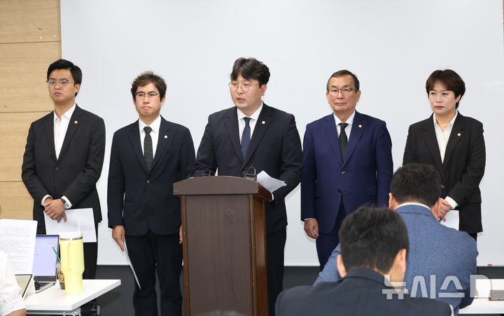 [전주=뉴시스] 14일 최주만 시의장과 온혜정·장병익·김정명·이성국 상임위원장이 14일 기자회견을 열고 지방교부세 법정률 상향 등 재정 배분 구조 개선을 촉구하고 나섰다. 2026.10.14 *재판매 및 DB 금지