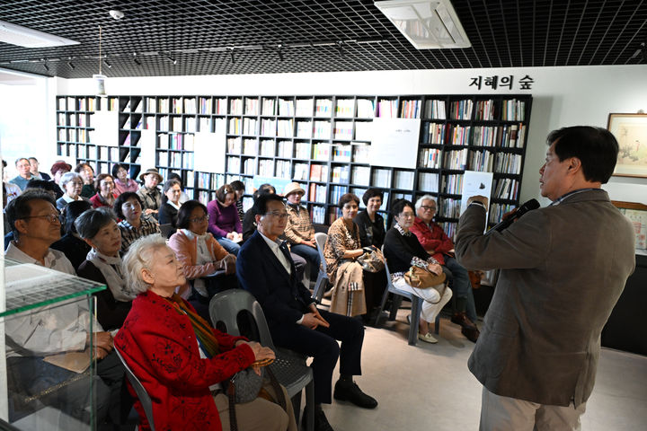 [거창=뉴시스] 거창군, 신달자문학관에서 도종환 시인 초청 ‘작가초대석’개최 (사진=거창군 제공) 2026. 10. 14. photo@newsis.com&nbsp; *재판매 및 DB 금지