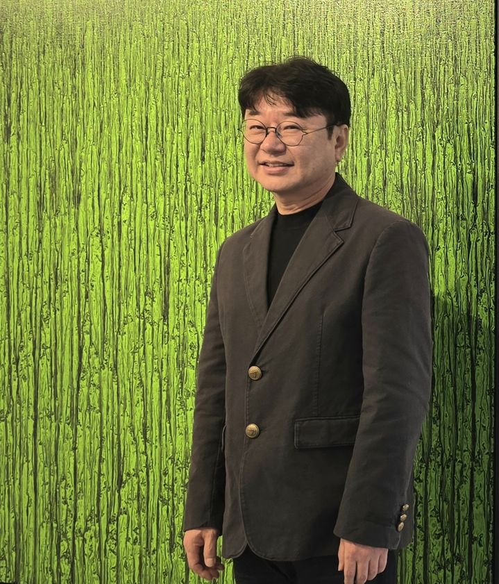 [사진=박현주 미술전문기자]14일 갤러리그림손에서 개인전을 여는 채성필 작가가 작품을 설명하고 있다.2026.10.14. hyun@newsis.com *재판매 및 DB 금지