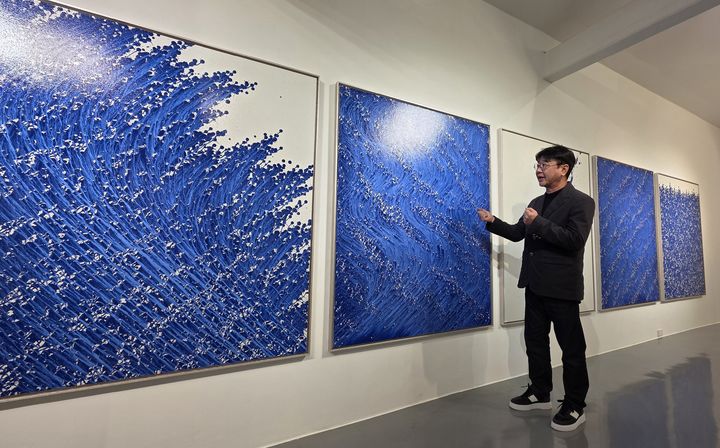 [사진=박현주 미술전문기자] 14일 갤러리그림손에서 채성필 작가가 작품을 설명하고 있다. 2026.10.14. hyun@newsis.com *재판매 및 DB 금지