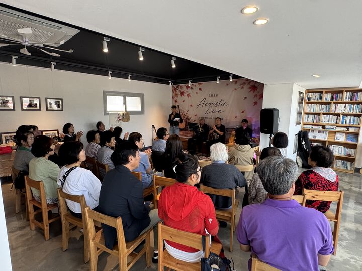 [양산=뉴시스] 안지율 기자 = 이팝문화센터 내 도담도담카페에서 도담도담 라이브 카페 공연이 열리고 있다. (사진= 양산시 제공) 2026.10.14. photo@newsis.com *재판매 및 DB 금지