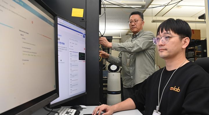 [대전=뉴시스] ETRI 유무선광액세스연구실 연구원들이 광액세스망 장비 연동시험을 수행하고 있다.(사진=ETRI 제공) *재판매 및 DB 금지