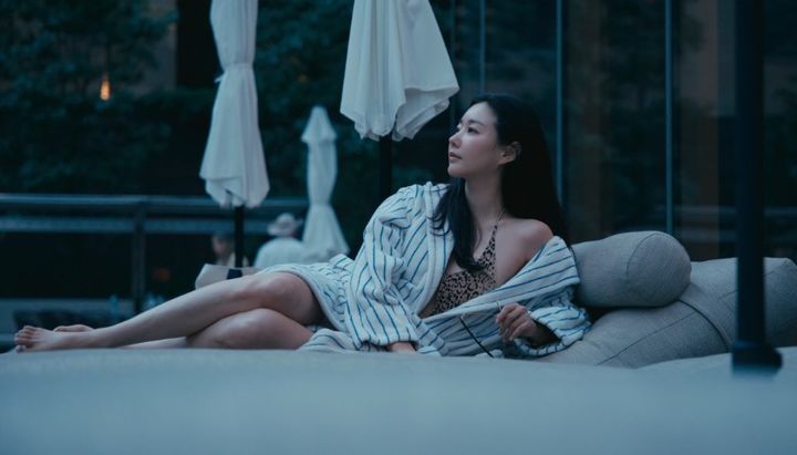 [서울=뉴시스] 배우 김사랑이 호피무늬 수영복 위에 줄무늬 가운을 걸친 채 늘씬한 각선미를 뽐내고 있다. (사진=김사랑 인스타그램 캡처)