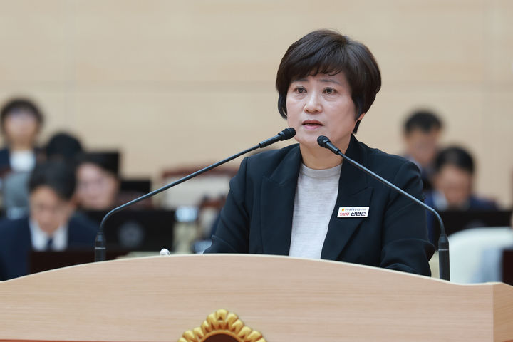 [무안=뉴시스] 진보당 신연순 전남광주통합특별시의원이 14일 시의회 본회의장에서 시정질문을 하고 있다. (사진=시의회 제공) photo@newsis.com *재판매 및 DB 금지