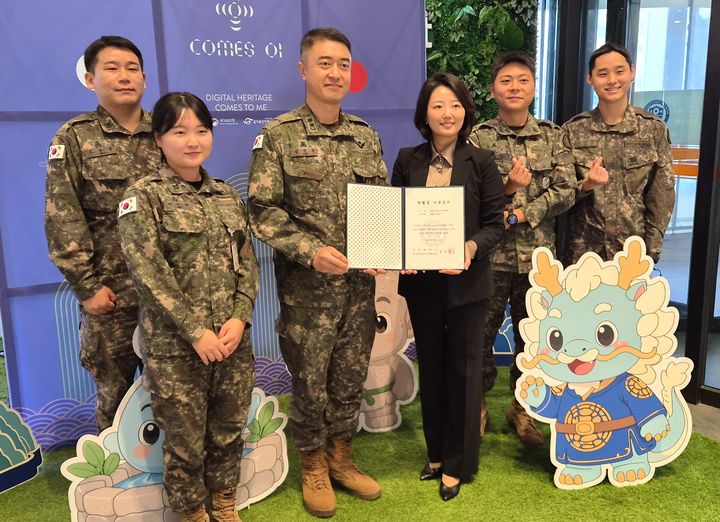 [원주=뉴시스] 이덕화 기자 = 36사단 공병대대 장병들이 원주 세브란스기독병원에 헌혈증을 기부하고 있다. 2026.10.14. wonder8768@newsis.com *재판매 및 DB 금지