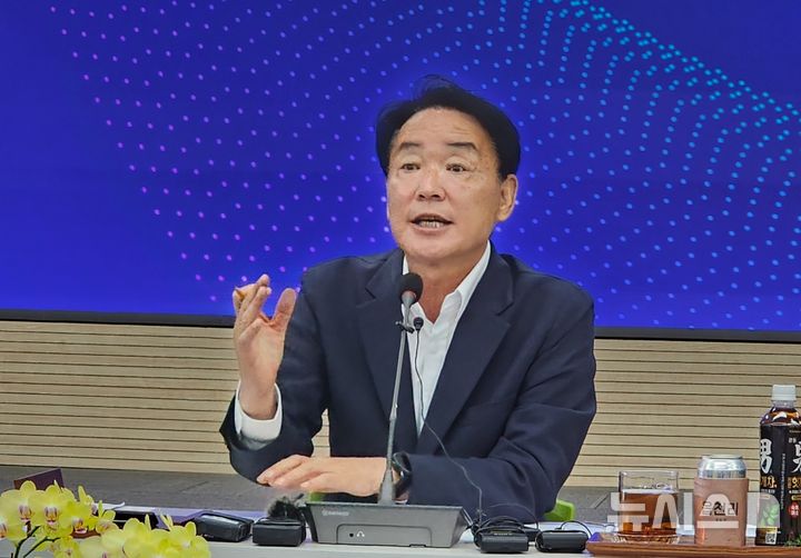 [영주=뉴시스] 황병직 영주시장이 취임 100일 기자간담회에서 시정 방향을 설명하고 있다. 2026.10.14. kjh9326@newsis.com