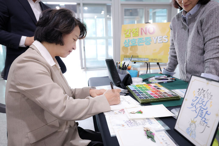 [수원=뉴시스] 추미애 지사가 14일 '갑질 제로 특별 홍보관'을 방문해 행사에 참여하고 있다. (사진=경기도 제공) 2026.10.14. photo@newsis.com *재판매 및 DB 금지