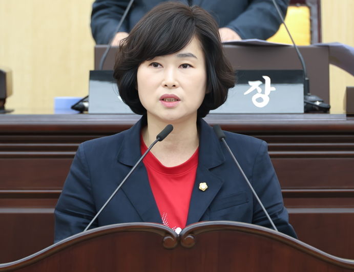 [대전=뉴시스] 조명휘 기자 = 김영희(국민의힘·다선거구) 대전 동구의원이 14일 제296회 임시회 제1차 본회의에서 0사축제 폐지 대책마련을 촉구하는 건의안에 대한 제안설명을 하고 있다. (사진= 동구의회 제공) 2026.10.14. *재판매 및 DB 금지