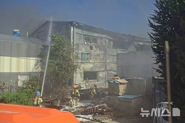 [인천=뉴시스] 14일 오후 인천 검단구 금곡동의 한 공장에서 불이 나 소방당국이 진화 작업을 하고 있다. (사진=인천소방본부 제공) 2026.10.14. photo@newsis.com