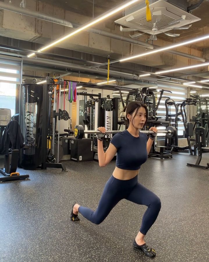 [서울=뉴시스]배우 한지혜가 바벨을 이용한 고강도 런지 운동으로 완벽한 11자 복근을 가꾸고 있다. (사진=한지혜 인스타그램 캡처) 2026.10.14
