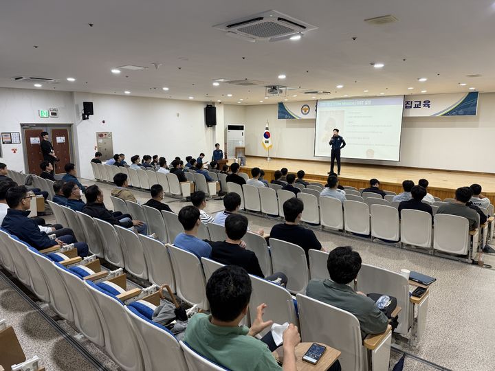 [전남광주=뉴시스] 전병현 광주 서부경찰서장이 지역 내 경찰관을 대상으로 현장 대응역량 강화를 위한 관서장 중심 교육을 진행하고 있다. (사진=서부서 제공) 2026.10.14. photo@newsis.com *재판매 및 DB 금지