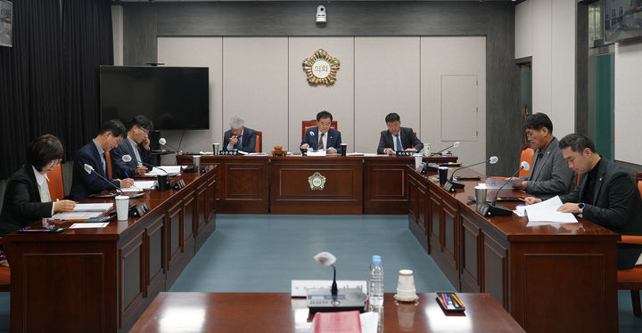 태백시의회는 14일 시의회 위원회실에서 태백시문화재단 등에 대한 의원간담회를 개최하고 있다.(사진=태백시의회 제공) *재판매 및 DB 금지