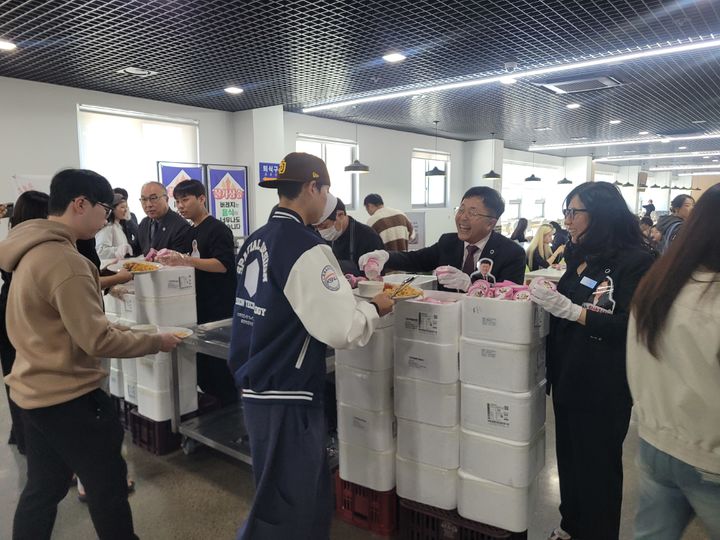 군산대 총장, 학생과 함께한 '천원의 아침밥'…현장 소통