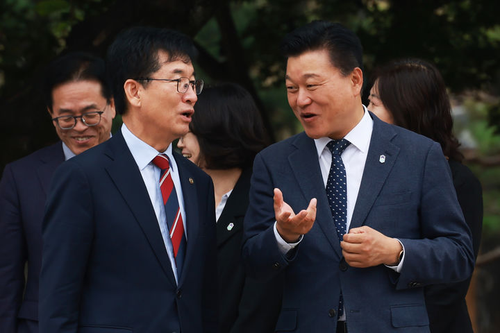 [청주=뉴시스] 대화 나누는 윤건영 충북교육감(왼쪽)과 신용한 충북도지사. (사진=충북도 제공) photo@newsis.com *재판매 및 DB 금지