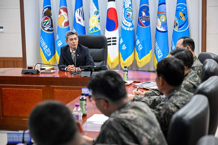 14일 오전 광주에 위치한 제1전투비행단을 방문한 강신철 국방부 장관이 부대현황을 보고받으며 대비태세를 점검하고 있다. (사진=국방부 제공) 2026.10.14. *재판매 및 DB 금지