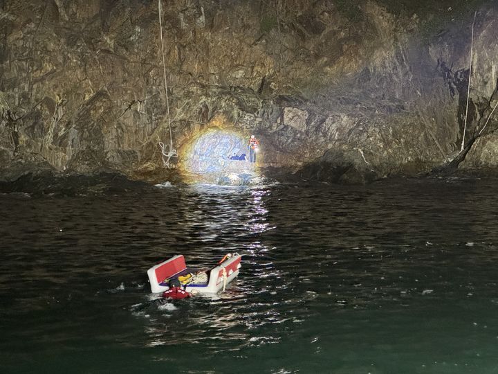 [통영=뉴시스] 신정철 기자= 통영해양경찰서는 지난 13일 오후 9시 54분께 거제시 남부면 쌍근항 인근 갯바위에서 이동 중 로프가 끊어져 추락한 A씨(43·남·거제거주)를 긴급 구조했다.사진은 통영해경 구조대원이 A씨를 구조하기 위해 슬립웨이(미끄럼틀 형태의 평평한 구조용 부력체)를 이용해 갯바위로 접근하고 있다.(사진=통영해경 제공).2026.10.14. photo@newsis.com *재판매 및 DB 금지