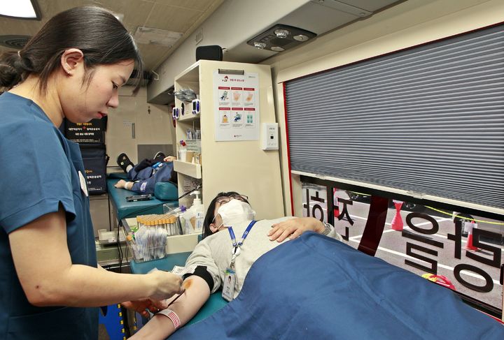 [대전=뉴시스] 가톨릭대학교 대전성모병원이 14일 혈액 부족 상황 해소와 헌혈을 통한 이웃 사랑 실천을 위해 '교직원 헌혈 행사'를 실시했다. (사진=대전성모병원 제공) 2026.10.14. photo@newsis.com *재판매 및 DB 금지
