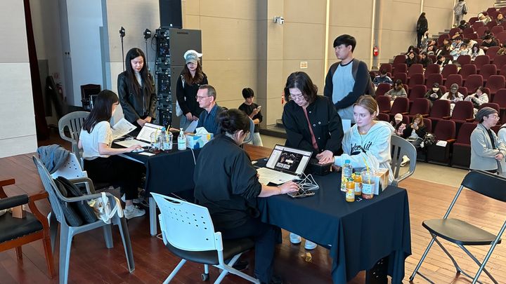 [서울=뉴시스] 신한대는 지난 13일 양주출입국·외국인사무소와 신규 입학 외국인 유학생 213명을 대상으로 교내에서 지문등록을 지원하는 ‘찾아가는 이동출입국’ 서비스를 운영했다고 14일 밝혔다. 2026.10.14. (사진=신한대 제공) photo@newsis.com *재판매 및 DB 금지
