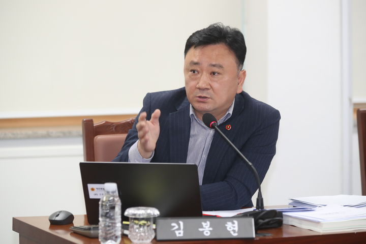 [제주=뉴시스] 김봉현 제주도의원이 14일 오전 제455회 제주도의회(임시회) 문화관광체육위원회 행정사무감사에서 질의하고 있다. (사진=제주도의회 제공) 2026.10.14. photo@newsis.com *재판매 및 DB 금지