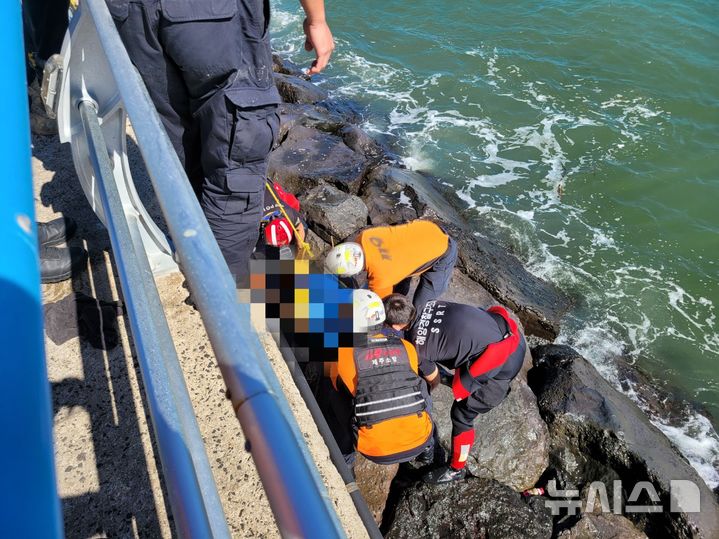 [제주=뉴시스] 14일 오후 제주시 도두동 포구 바위에서 소방당국과 해경이 익수자 구조에 나서고 있다. (사진=제주소방안전본부 제공) 2026.10.14. photo@newsis.com