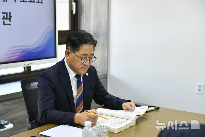 [김포=뉴시스] 경기 김포시 '내년도 주요업무계획 보고회'에 참석한 이기형 경기 김포시장. (사진=김포시) 2026.10.14. photo@newsis.com