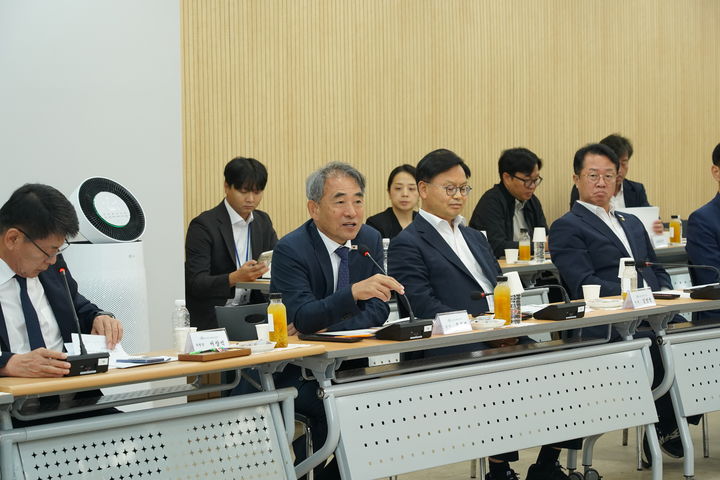 [창원=뉴시스]13일 국회 농림축산식품해양수산위원들이 국정감사 현장 시찰로 부경양돈농협조합을 찾아 간담회를 하고 있다.(사진=부경양돈농협 제공) 2026.10.14.photo@newsis.com *재판매 및 DB 금지