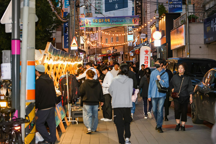 [대구=뉴시스] 대구 달서구는 오는 17일부터 18일까지 이틀간 두류젊음의 거리와 두류먹거리타운, 두류지하상가 일원에서 '2026 두류젊코 축제'를 개최한다. 두류 젊음의 거리 사진. (사진=대구 달서구 제공) 2026.10.14. photo@newsis.com *재판매 및 DB 금지