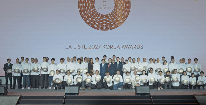 12일 인천 영종구 영종해안남로321번길 파라다이스시티에서 열린 ‘라 리스트 2027 코리아 어워즈’ 수상자들이 기념촬영을 하고 있다. (사진=파라다이스) *재판매 및 DB 금지