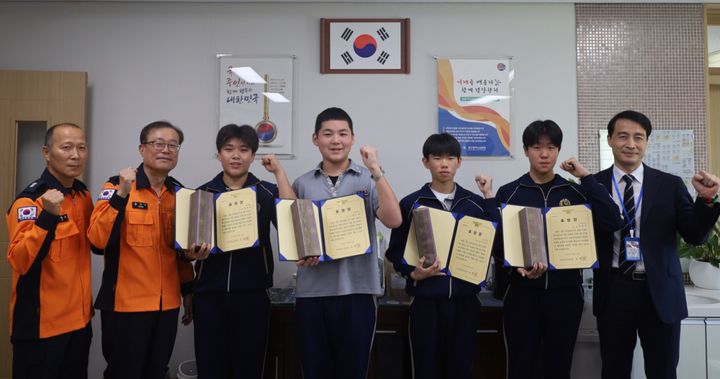 [대구=뉴시스] 대구 달성소방서는 아파트 분리수거장에서 발생한 화재를 신속하게 초기 진화해 큰 피해를 막은 시민 5명에게 표창장을 수여했다. (사진=대구 달성소방서 제공) 2026.10.14. photo@newsis.com *재판매 및 DB 금지
