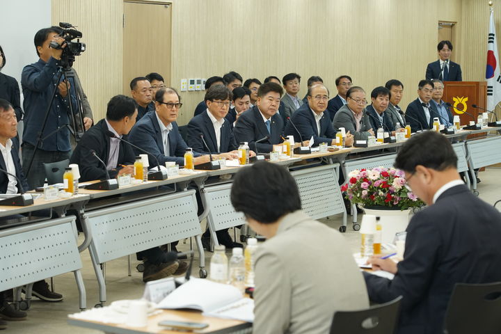 [창원=뉴시스]13일 국회 농림축산식품해양수산위원들이 국정감사 현장 시찰로 부경양돈농협조합을 찾아 간담회를 하고 있다.앞줄에서 우측으로 5번째가 이재식 부경양돈농협조합장.(사진=부경양돈농협 제공) 2026.10.14.photo@newsis.com *재판매 및 DB 금지