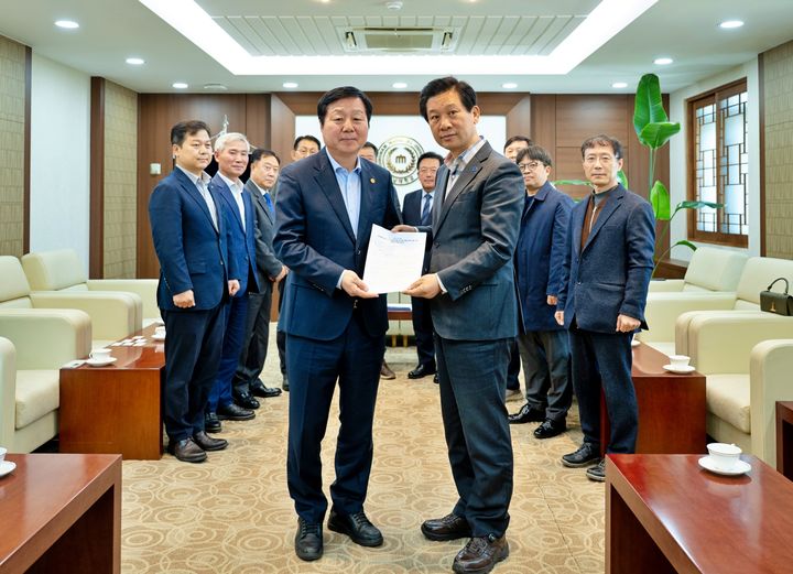 [대전=뉴시스] 왼쪽부터 김정겸 총남대 총장과 한기온 총동문회장. (사진=충남대 제공) 2026.10.14. photo@newsis.com *재판매 및 DB 금지