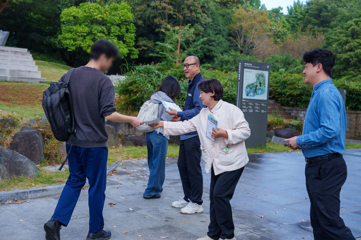 [전남광주=뉴시스] '후배들아 같이 걷자' 쿠폰 나누는 전남대 선배들. (사진=전남대 제공) 2026.10.14. photo@newsis.com *재판매 및 DB 금지