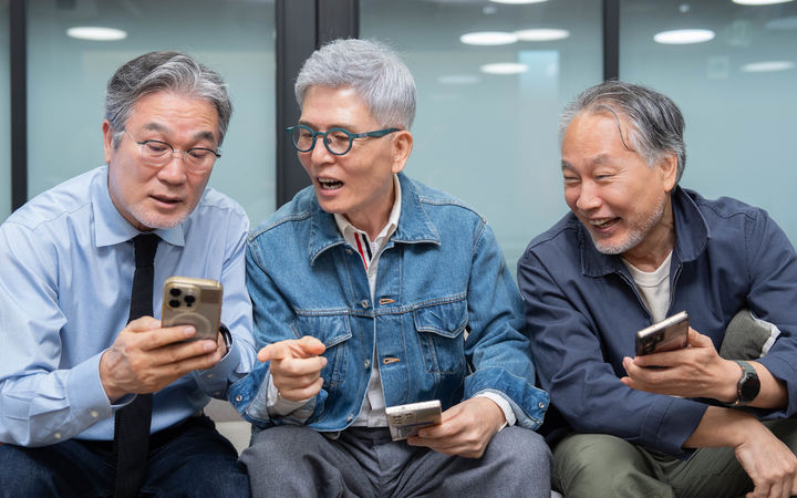 [서울=뉴시스] 오픈AI의 챗GPT 보이스 광고에 출연한 시니어 모델 홍인국(68)·지성언(71)·최병일(60)씨. (사진=오픈AI 제공) *재판매 및 DB 금지