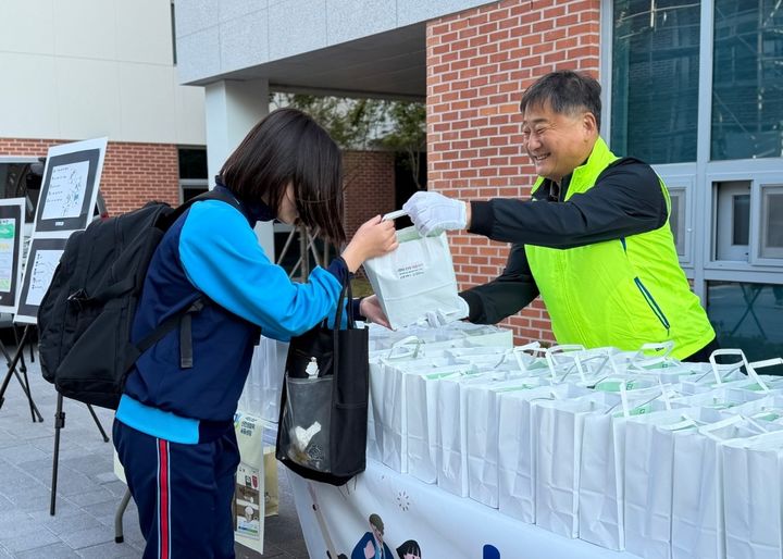 [안동=뉴시스] 권태형 안동농협 조합장이 등굣길 학생들에게 주먹밥을 나눠 주며 건강한 학교생활을 응원하고 있다. (사진=안동농협 제공) 2026,.10.14. photo@newsis.com *재판매 및 DB 금지
