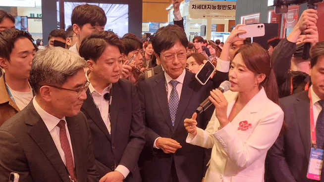 [서울=뉴시스]이지용 기자 = 송재혁 삼성전자 사장(왼쪽), 이준석 의원(가운데), 안현 SK하이닉스 사장(오른쪽)이 14일 오후 서울 강남구 코엑스에서 열린 '반도체대전(SEDEX) 2026'에서 VIP 부스투어에 참여하고 있다. 2026.10.14. leejy5223@newsis.com *재판매 및 DB 금지