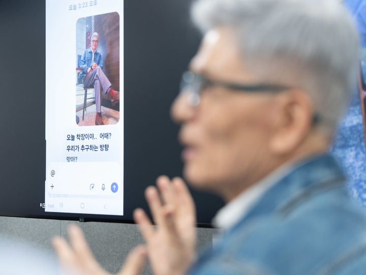 [서울=뉴시스] 시니어 모델 지성언(71)씨가 인터뷰 전날 챗GPT와 의상에 관해 논의한 대화를 소개하는 모습. (사진=오픈AI 제공) *재판매 및 DB 금지