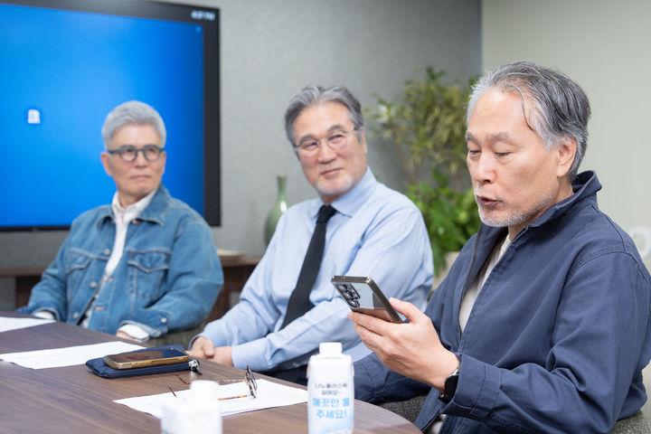 [서울=뉴시스] 오픈AI의 챗GPT 보이스 광고에 출연한 시니어 모델 지성언(71)·홍인국(68)·최병일(60)씨. (사진=오픈AI 제공) *재판매 및 DB 금지