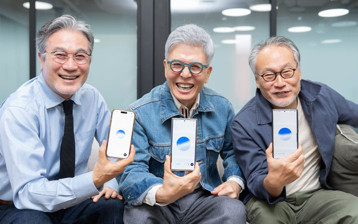 [서울=뉴시스] 오픈AI의 챗GPT 보이스 광고에 출연한 시니어 모델 홍인국(68)·지성언(71)·최병일(60)씨. (사진=오픈AI 제공) *재판매 및 DB 금지