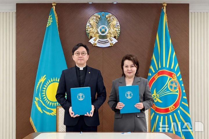 [인천=뉴시스] 고동현 국제성모병원장(왼쪽)과 아이누르 툴레우오바 아스타나 공중보건국장이 기념 촬영하고 있다. (사진=병원 제공) 2026.10.14. photo@newsis.com