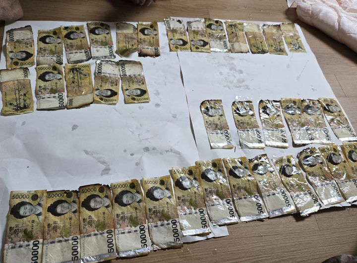 [봉화=뉴시스] 봉화소방서 구조대원들이 화재 현장을 수색해 주인에게 돌려준 현금 195만원. (사진=봉화소방서 제공) 2026.10.14. photo@newsis.com *재판매 및 DB 금지