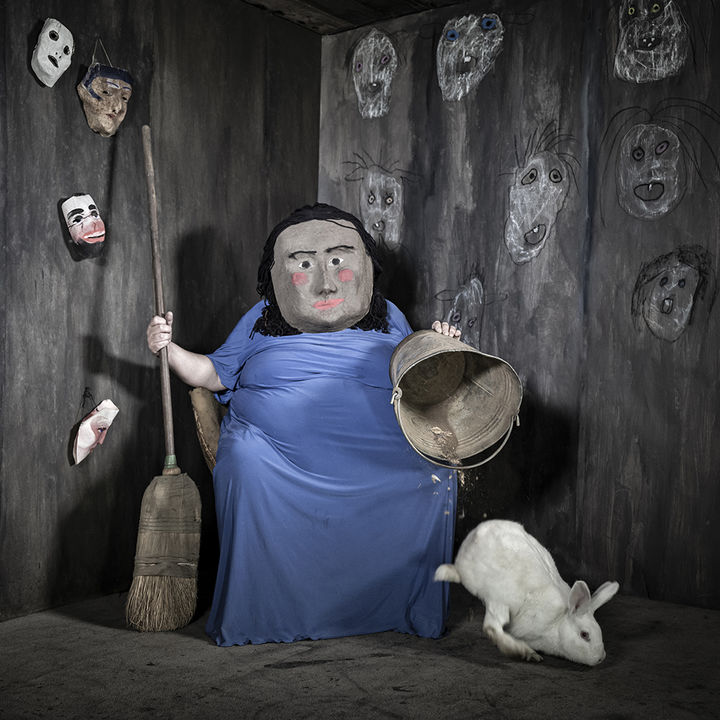 Thrown Out, Spirits and Spacesseries, 2021, Inkjet print, 75×75cm, ⓒRoger Ballen *재판매 및 DB 금지