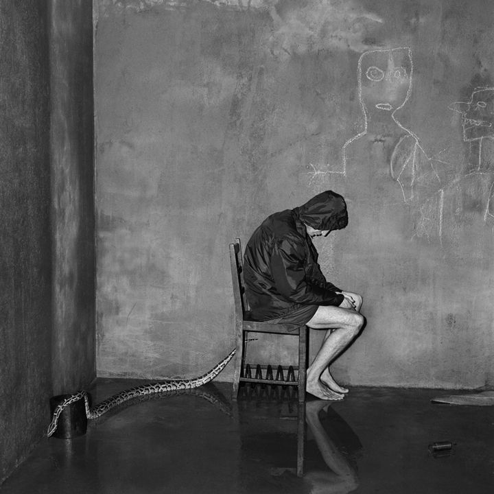 Bitten, Shadow Chamberseries, 2004, Inkjet print, 45×45cm, ⓒRoger Ballen *재판매 및 DB 금지