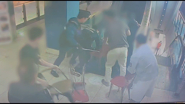 [인천=뉴시스] 인천경찰청이 14일 전날 발생한 대형 상가 흉기난동 사건 피의자 최모(59)씨의 검거 순간이 담긴 폐쇄회로(CC)TV 영상을 공개했다. 2026.10.14 (제공=인천경찰청) *재판매 및 DB 금지 *재판매 및 DB 금지